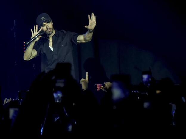 Enrique Iglesias ha recibido muchas críticas por tocar el trasero a su telonera./gtres