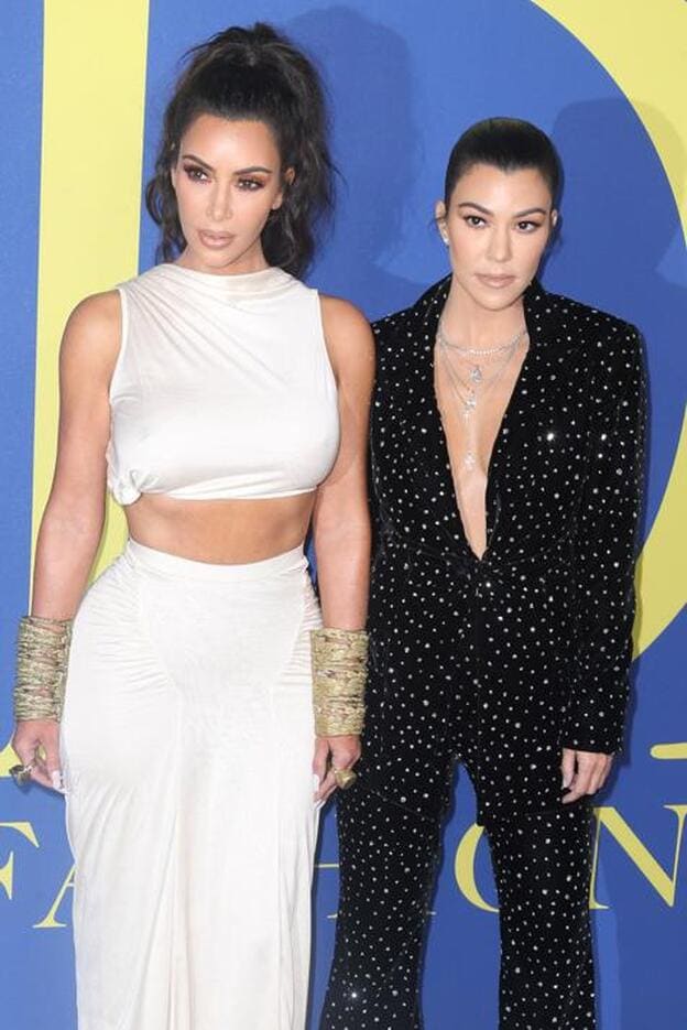 Kim y Kourtney Kardashian juntas en un 'photocall'./gtres