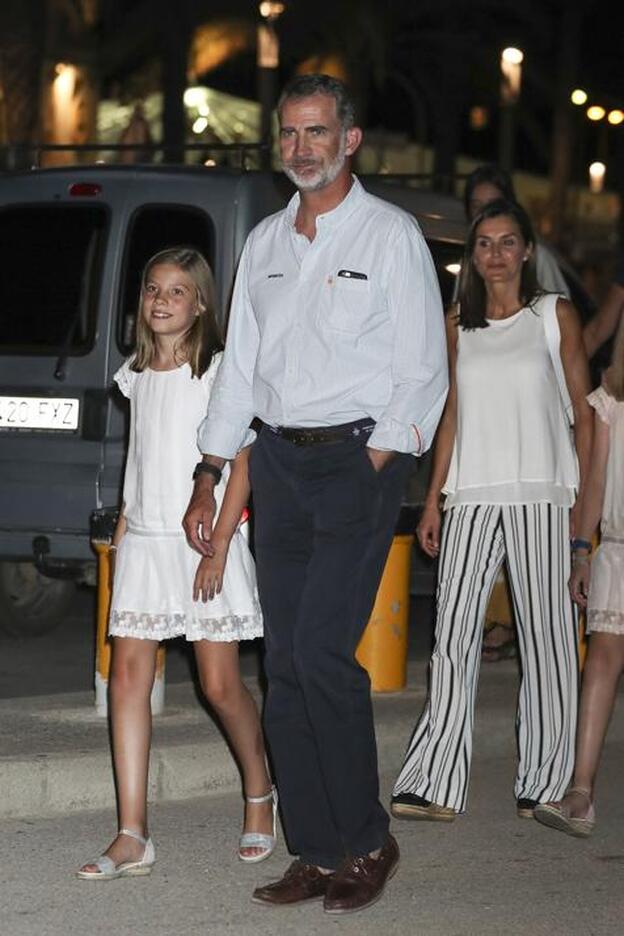 El Rey Felipe con su mujer, doña Letizia, y sus hijas, la princesa Leonor y la Infanta Sofía este verano en Mallorca./Gtres