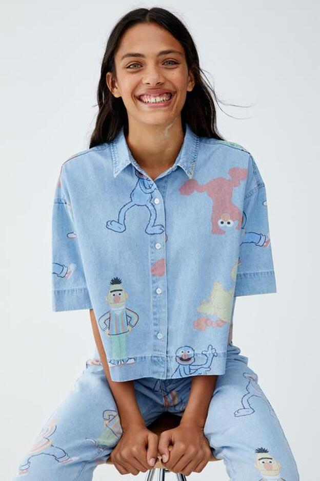 Un conjunto denim de Barrio Sésamo nos ha llevado a nuestra infancia