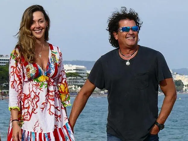 Carlos Vives y su mujer Claudia Elena Vásquez en Marbella este agosto./gtres.