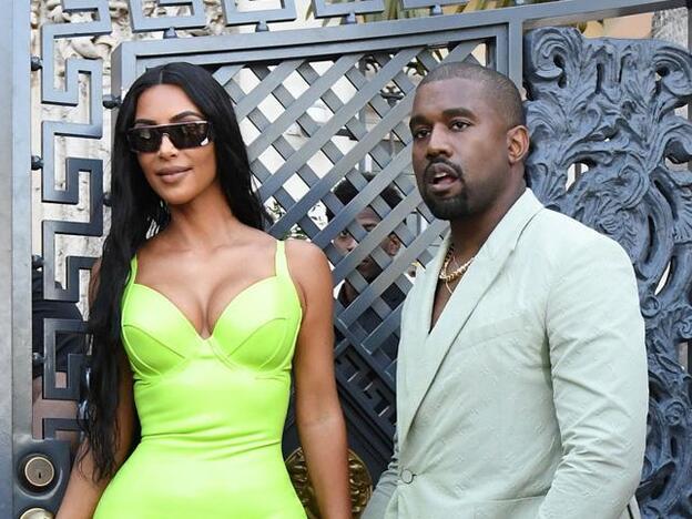 A Kim Kardashian le juega una mala pasada su ajustadísimo vestido