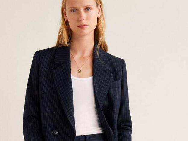 Esta blazer de raya diplomática te hará triunfar todo el otoño
