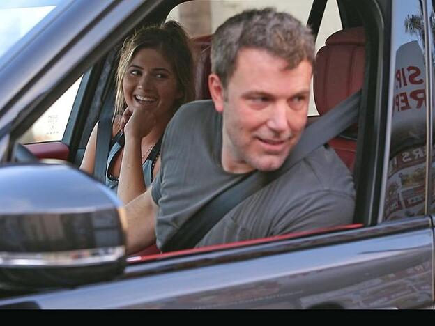 Ben Affleck con Shauna Sexton en su coche hace unos días./gtres