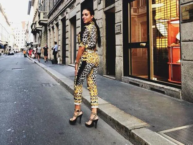Georgina luce un look de Versace por las calles de Milán./Instagram
