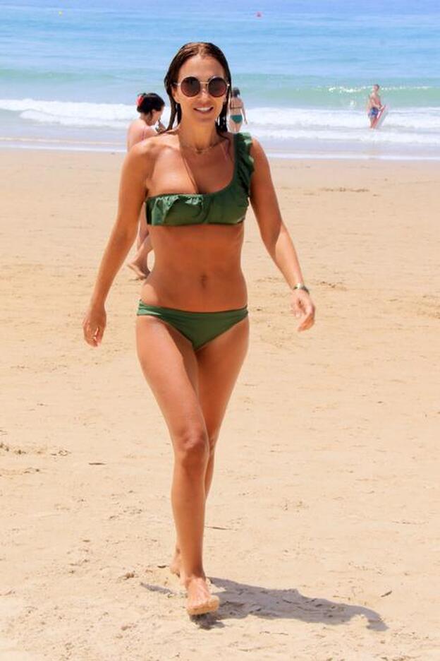 El postureo de Paula Echevarría en bikini sobre piedra