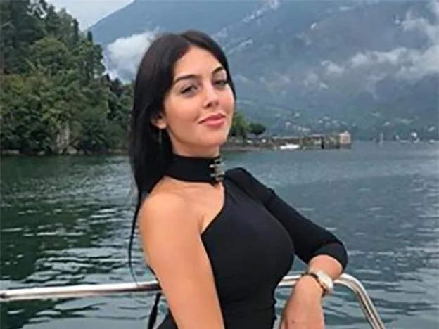 Georgina Rodríguez posa en el Lago Como en Milán./instagram.