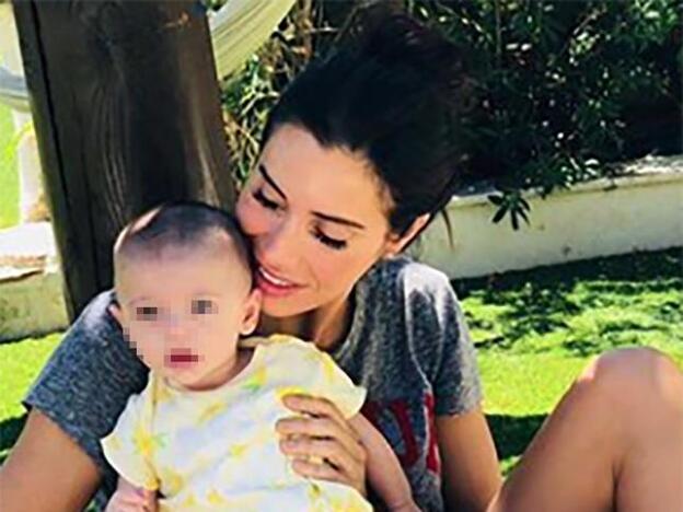 Pilar Rubio, profesora de natación de su hijo