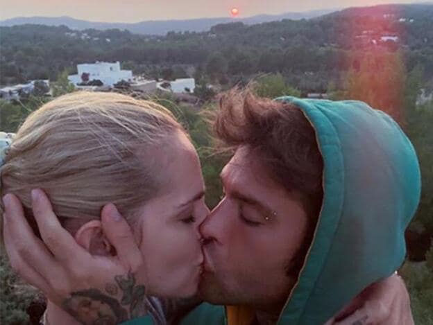 Ferragni y Fedez besándose durante un atardecer en Ibiza./instagram.