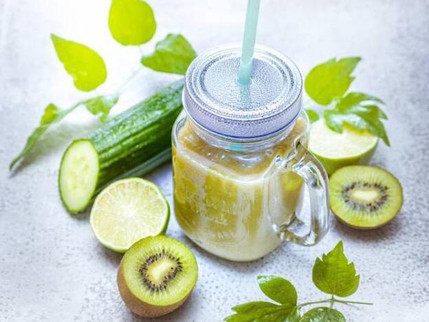 Batido de pepino, kiwi, manzana y lima.