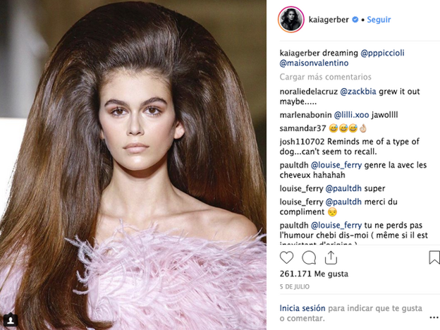 Kaia Gerber desfilaba con este pelucón en el último desfile de alta costura de Valentino.