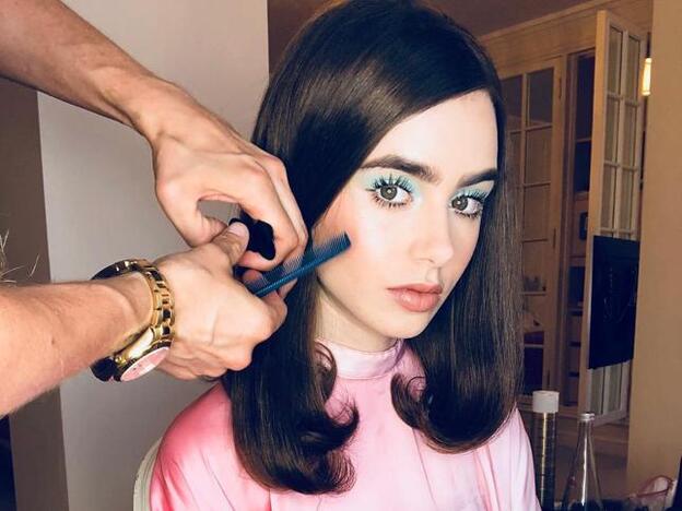Lily Collins rescata el look años 60 (y no es la única)