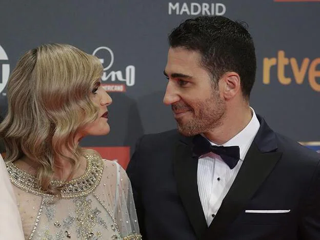 Amaia Salamanca y Miguel Ángel Silvestre durante los Premios Platino 2017./gtres.