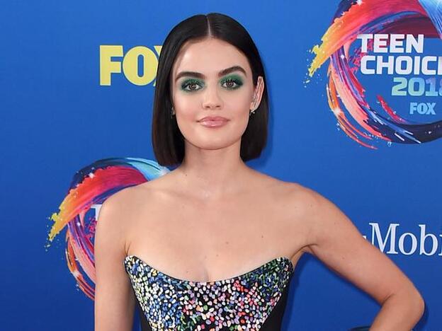 La actriz Lucy Hale alterna en su bob el acabado glass con las ondas.