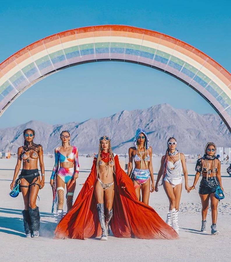 Las fotos y looks de las famosas en el Burning Man te van a dejar loca