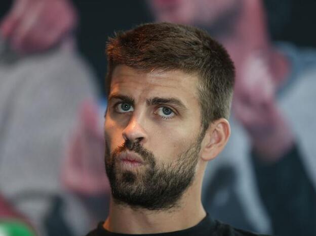 Gerard Piqué se pasa a la bici eléctrica, pero se le olvida el casco