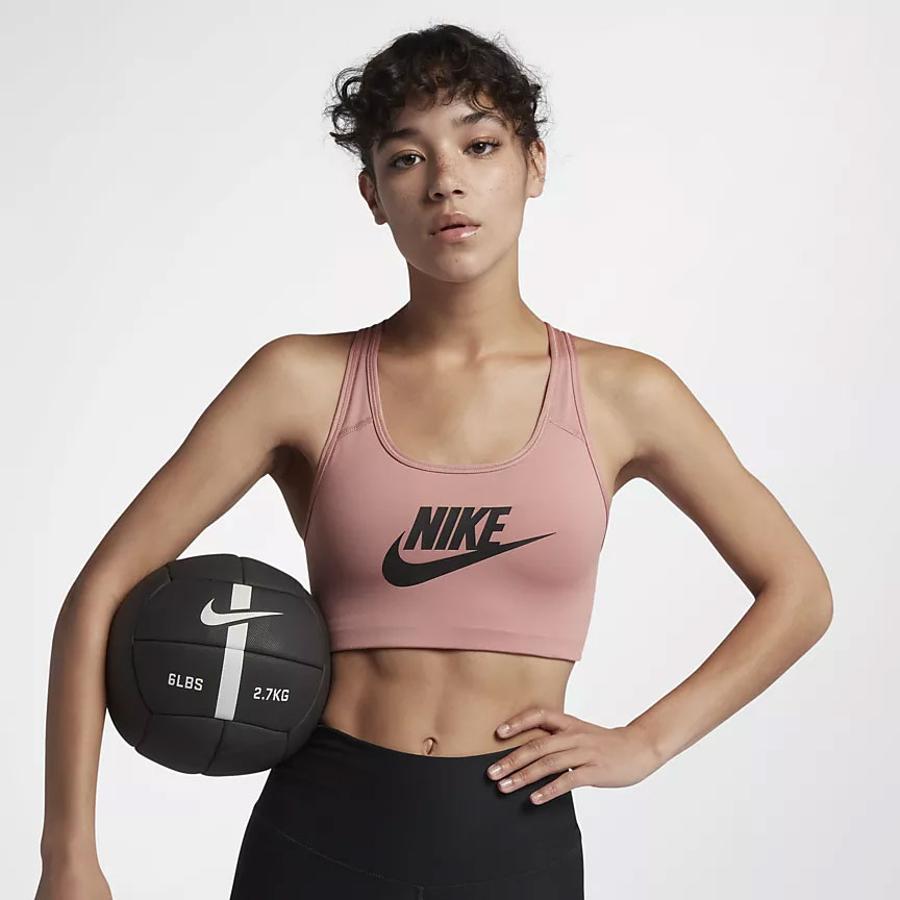 Con estos tops deportivos de Nike presumirás de abdominales