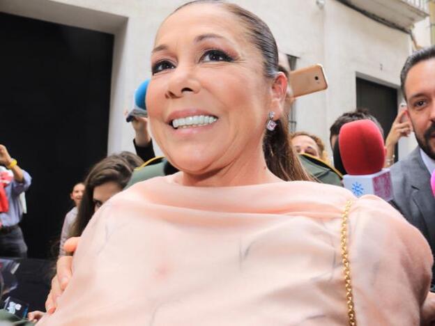 Isabel Pantoja, auxiliada por la Guardia Civil en un centro comercial