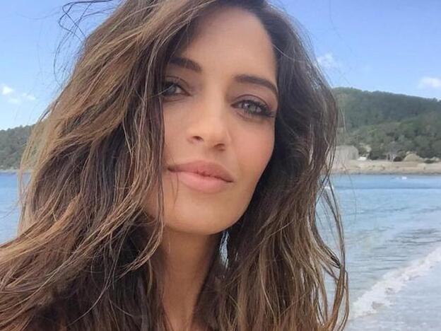 Sara Carbonero tiene los pantalones retro más favorecedores de Zara