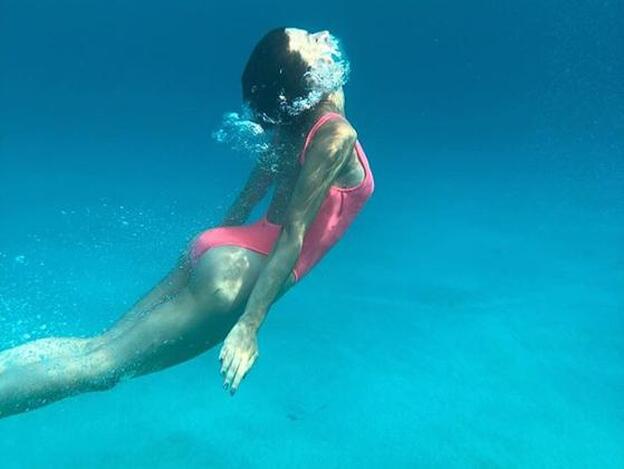 Úrsula Corberó se despide del verano con un bañador neón