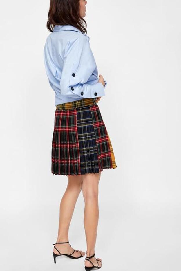 Zara tiene la minifalda de cuadros que ya soñamos con tener en nuestro | Mujer Hoy