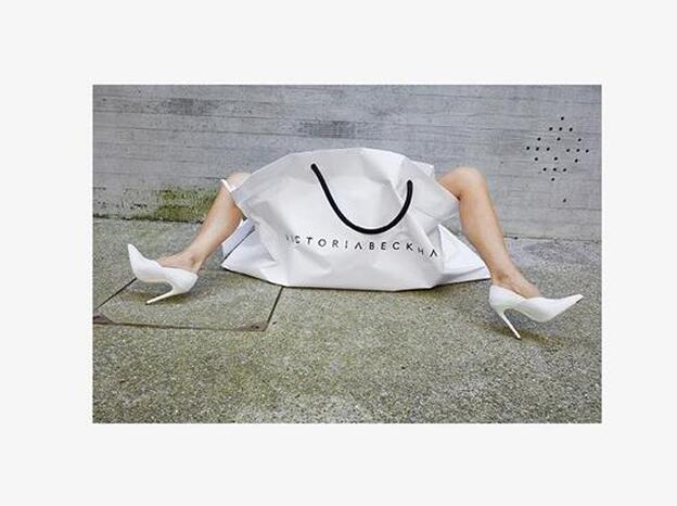 ¿Qué hace Victoria Beckham metida en una bolsa?