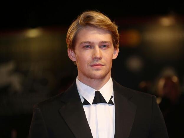 Joe Alwyn habla, por encima, de su relación con Taylor Swift./gtres.