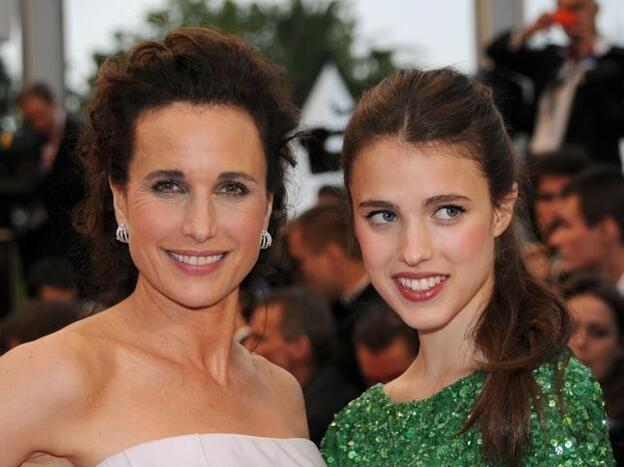 Andie McDowell y su hija Margaret Qualley, miradas intensas