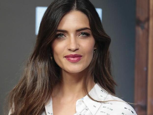 Sara Carbonero agota su falda 'low cost' más otoñal