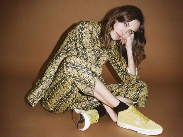 Alexa Chung repite con una colección cápsula para Superga