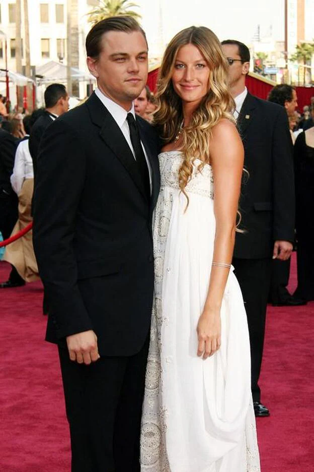 El actor Leonardo Di Caprio y la modelo Gisele Bundchen juntos en los premios Oscar 2005./Gtres