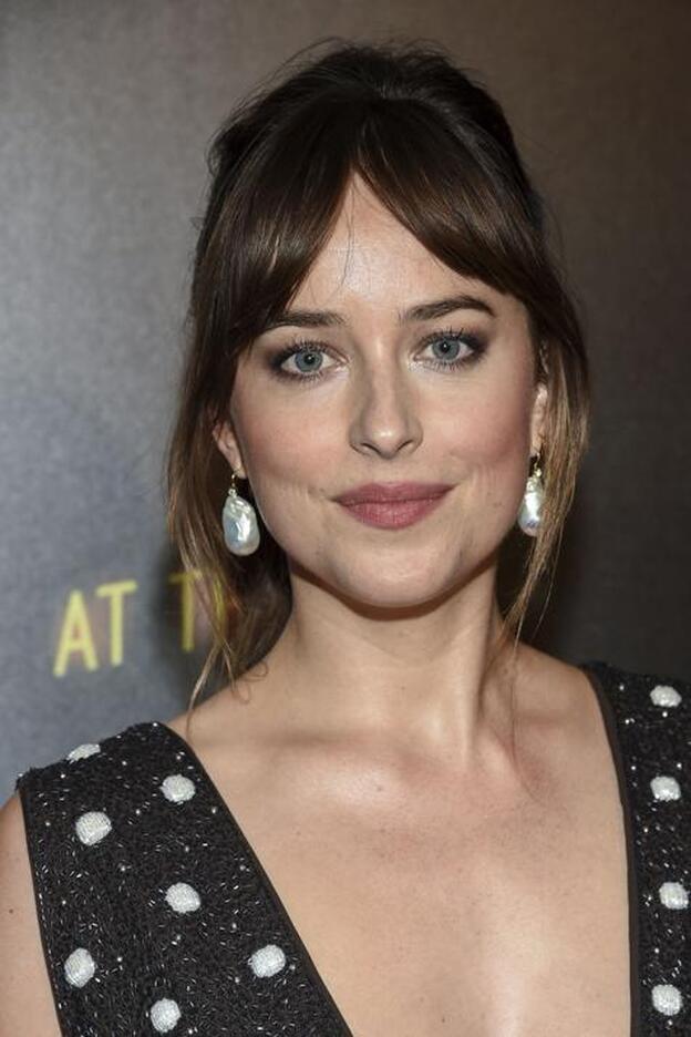 Dakota Johnson habla por primera vez sobre su noviazgo con Chris Martin./gtres.