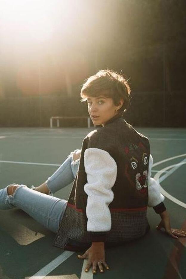 Laura Escanes elige la cazadora más original de Desigual