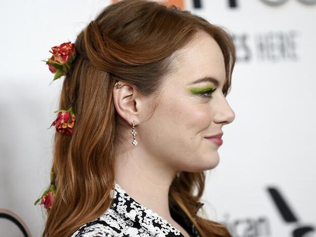 Atrévete con las flores en el pelo como Emma Stone