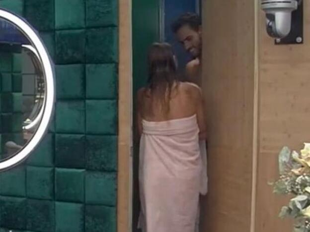 'GH VIP': Techi se insinúa a Asraf Beno metiéndose con él desnudo en la ducha