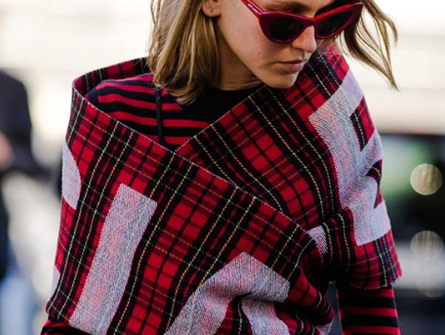 Así se llevan las nuevas bufandas en el 'streetwear' de París
