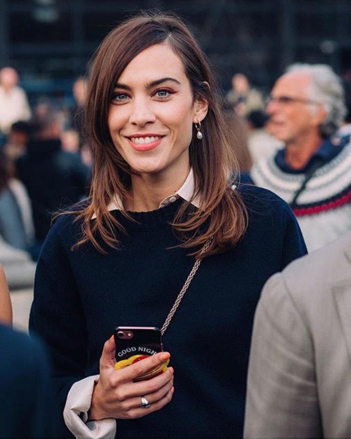 Sara Carbonero y Alexa Chung coinciden: hazte con un jersey azul marino ya