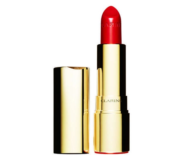 Jolie Rouge en el tono rojo Clarins (26 €), un labial mítico con personalidad.