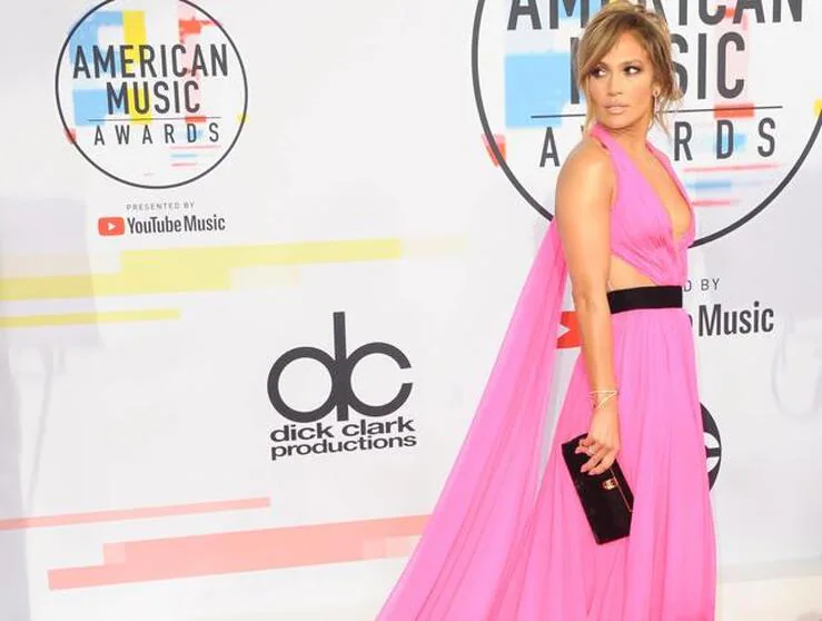 Jennifer López deslumbra en la alfombra roja de los American Music Awards