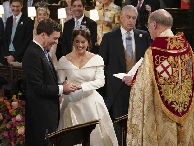 Eugenia de York y Jack Brooksbank intercambiando sus alianzas. '