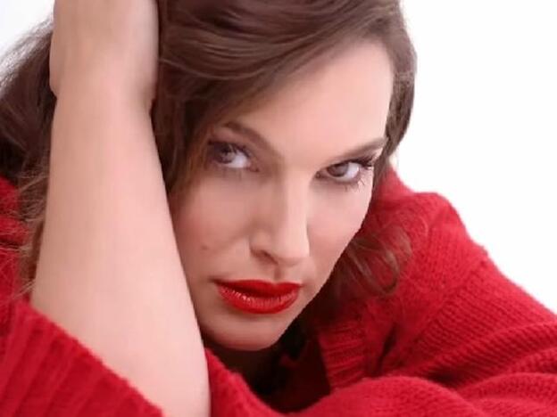 Noonoouri, la influencer virtual que le hace competencia a Natalie Portman