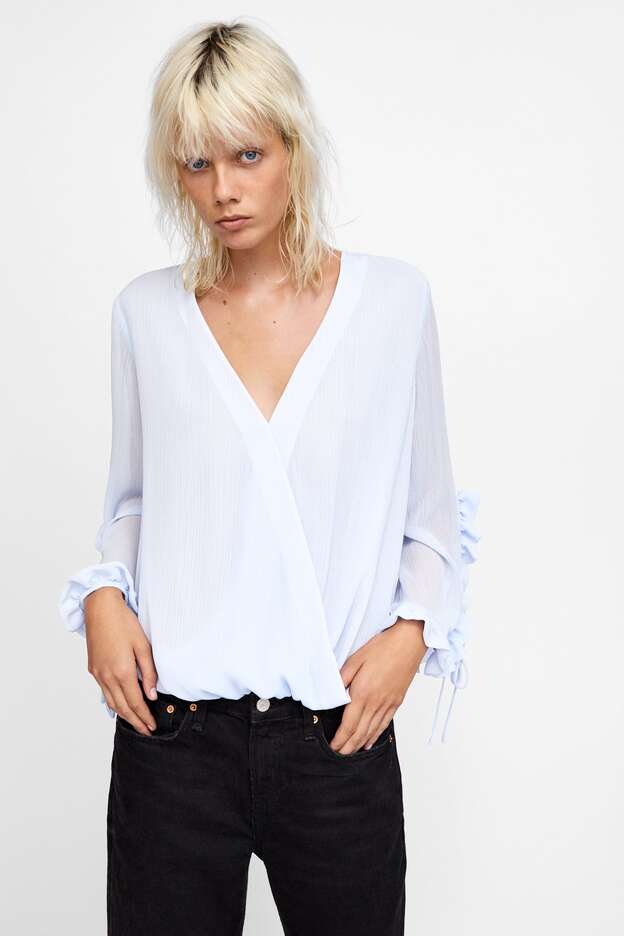 La blusa ni siquiera parece la misma en el lookbook de Zara.