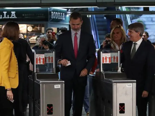 El Rey Felipe viaja en metro