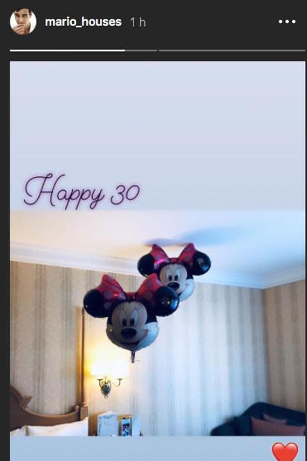 -habitación de hotel de Disneyland Paris, y globos de Minnie.