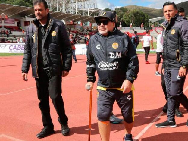 Diego Armando Maradona necesita que se le implanten prótesis en las rodillas./agencias.