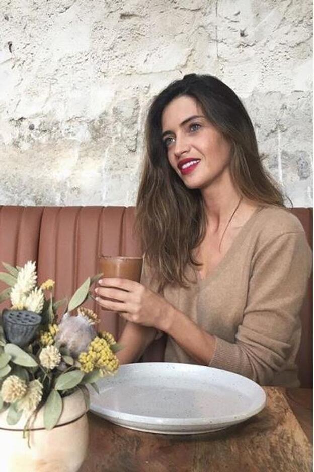 Otro básico de otoño de Sara Carbonero: el jersey camel