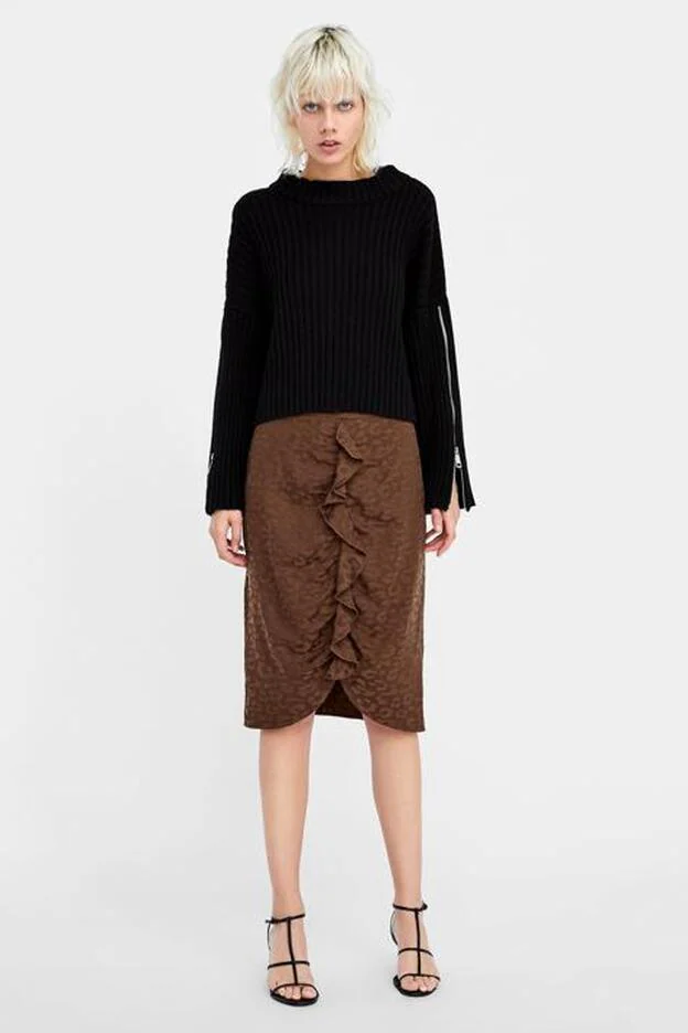 Esta falda de Zara tiene el "animal print" más discreto de la temporada./