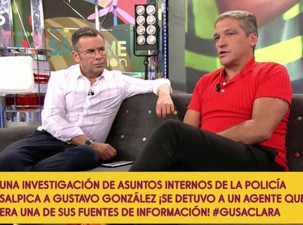 Gustavo González le explica a Jorge Javier Vázquez cómo fue su detención en Girona./telecinco.