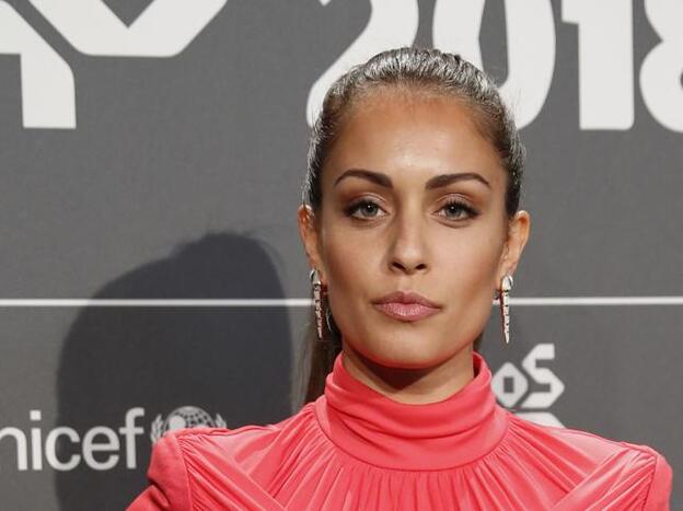 Hiba Abouk en la gala de nominados de los 40 Principales. Pincha en la imagen para ver los últimos cambios de look de las famosas./gtres