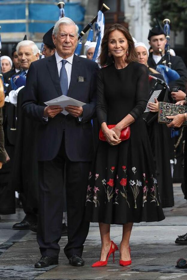 Isbael Preysler y Mario Vargas Llosa en una imagen de los pasados Premios Princesa de Asturias./gtres.